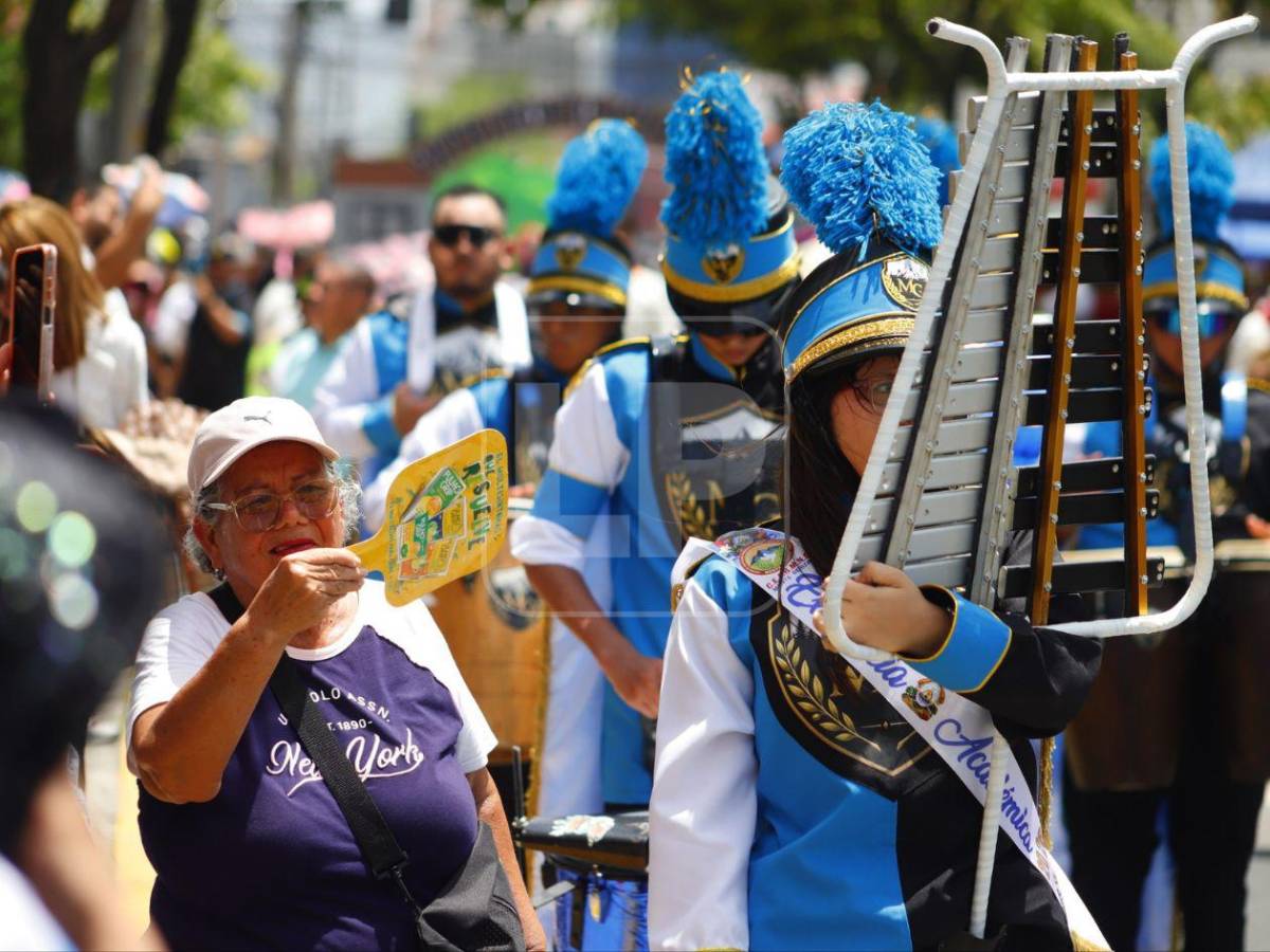 Sorpresivo saludo, abuela abnegada y guapa maestra: lo que no se vio de los desfiles en Honduras