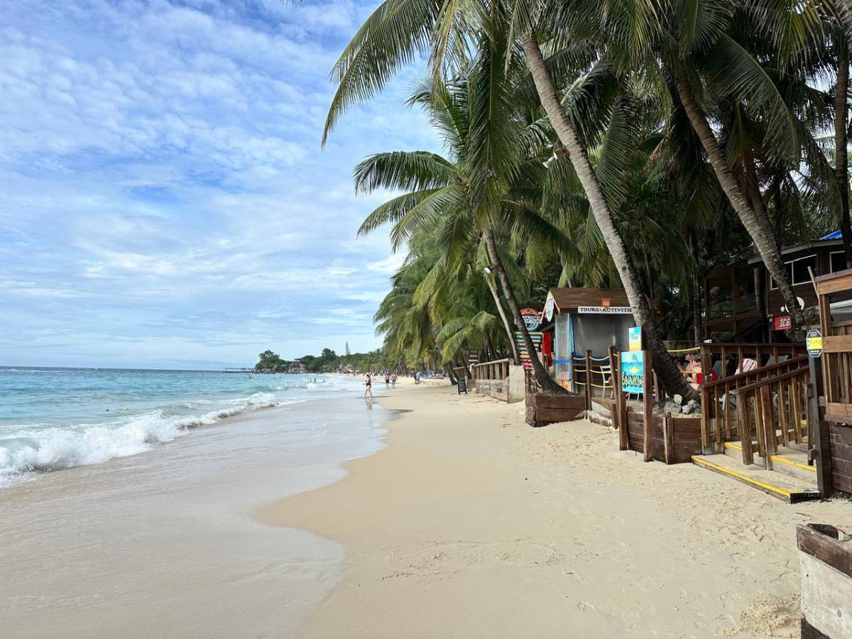 Turistas disfrutan de nuevo en las playas de Roatán