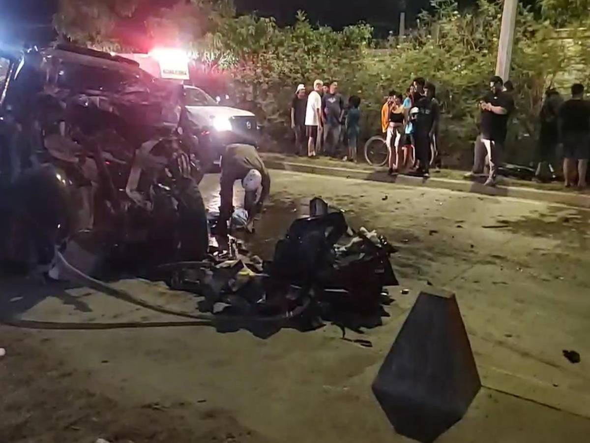 Caos y drama en la 33 calle: Bomberos salvan a conductor atrapado entre los hierros de su vehículo