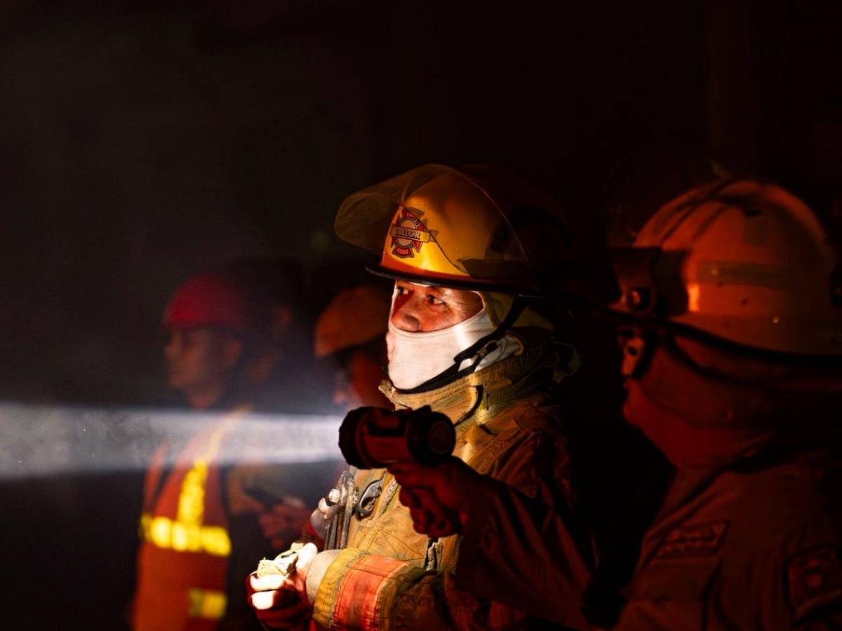 “Quedamos en cero, pero con vida”: testimonios de comerciantes que perdieron todo en incendio del mercado Medina