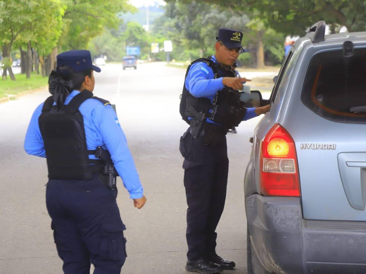 Estos son sus derechos si es detenido en un retén policial