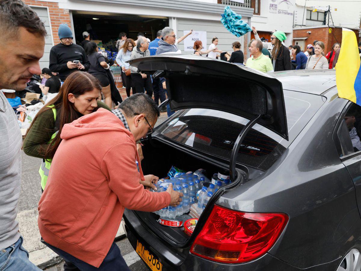Cientos de voluntarios reúnen ayuda en Bogotá para enviar a Venezuela tras terremotos