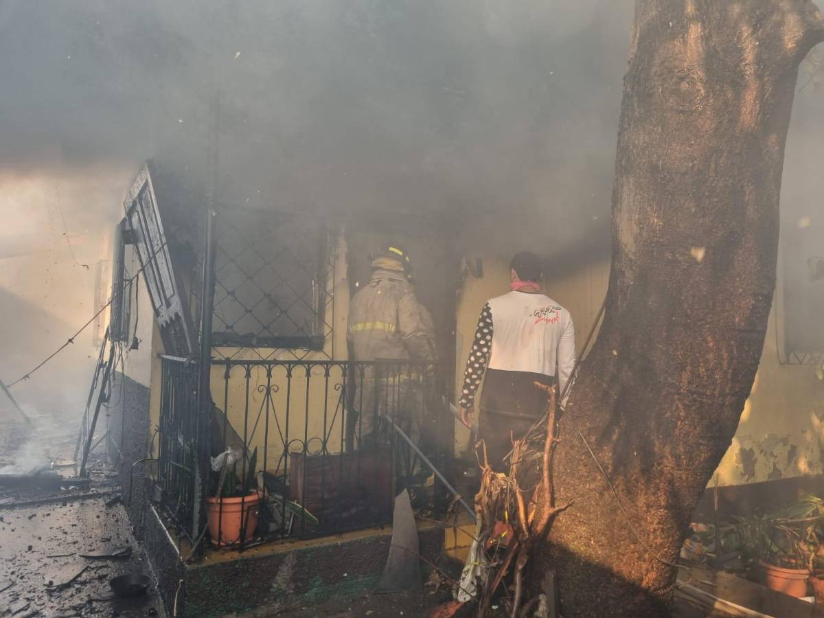 Bomberos apagan el incendio en la vivienda del barrio Barandillas.