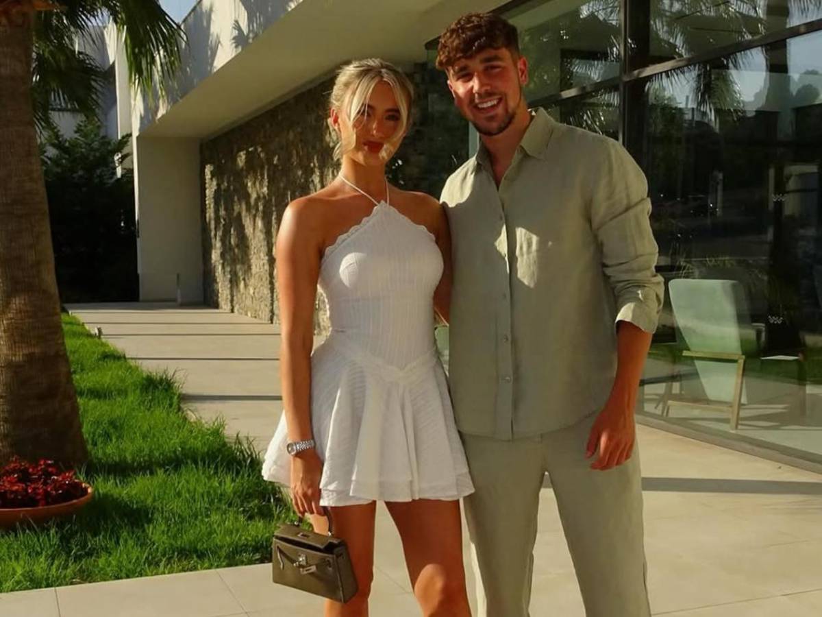 Futbolista anuncia que va a ser padre... ¡y la madre es la hija de su entrenador!