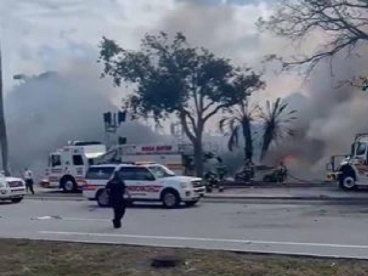 Avioneta se estrella en una transitada avenida en Boca Ratón, Florida