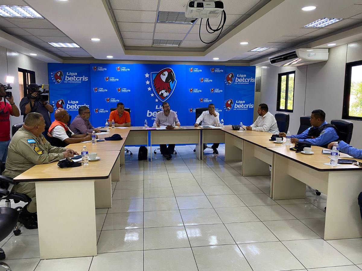 Autoridades de la Liga Nacional y miembros de la Policía Nacional en la reunión previo al clásico entre Marathón y Real España.