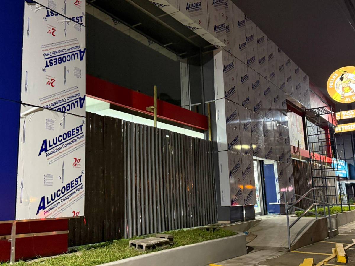 Sampedranos protegen sus negocios con láminas antes de las elecciones generales