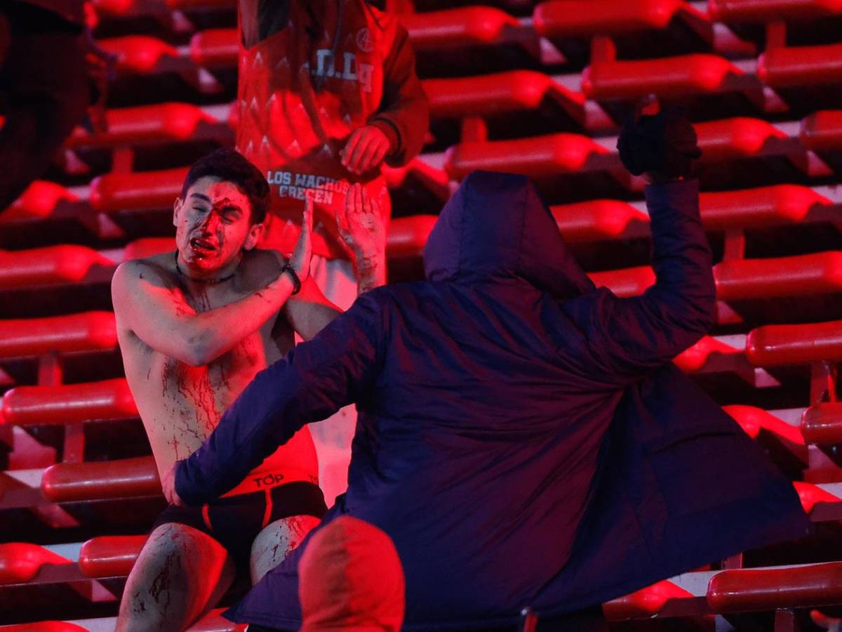 Imágenes sensibles: pelea de barras de Independiente y U de Chile deja heridos de gravedad