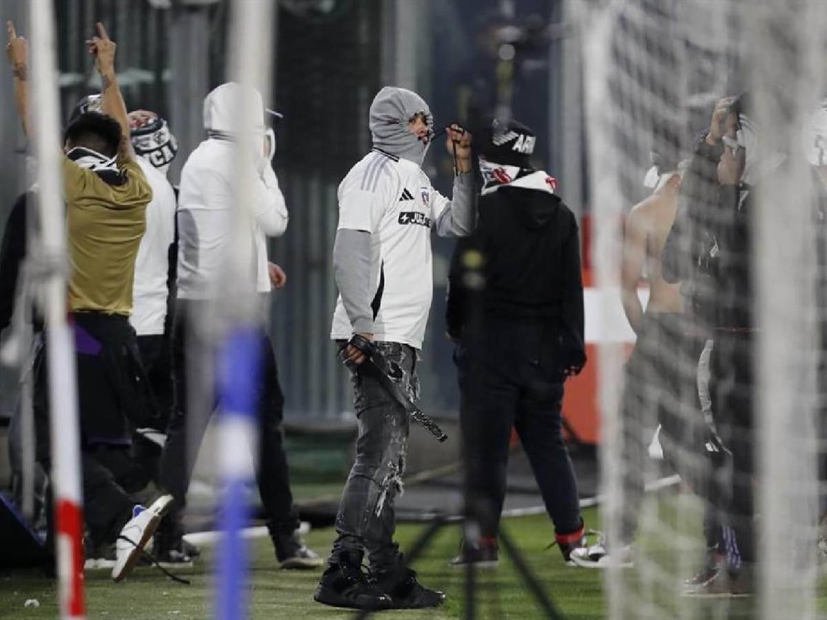 Tragedia: Muertos, avalancha, invasión en pleno partido y suspensión