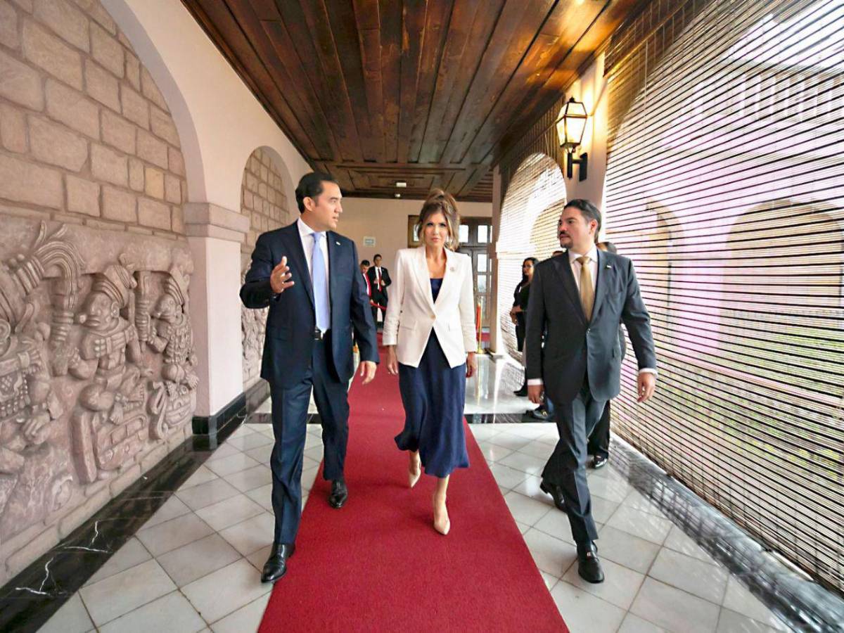 El obsequio de Xiomara Castro a Kristi Noem, secretaria de seguridad Nacional de  EUA