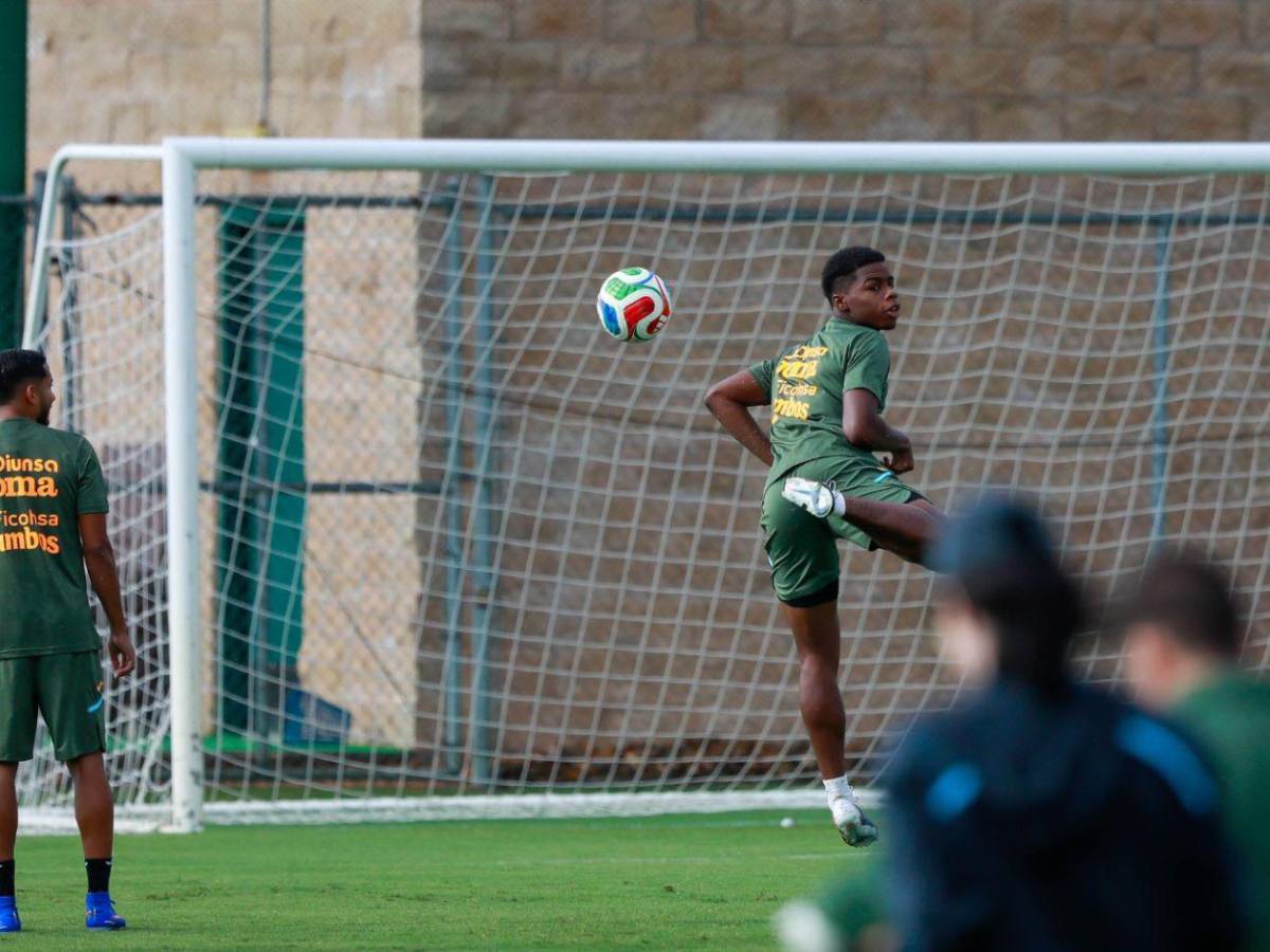 Invitado de lujo y alarma con Jorge Álvarez: así entrenó la Selección de Honduras