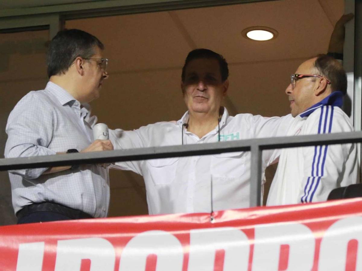 Honduras festeja vs Antigua y Barbuda, show de diputado, lindas chicas y jugador abucheado