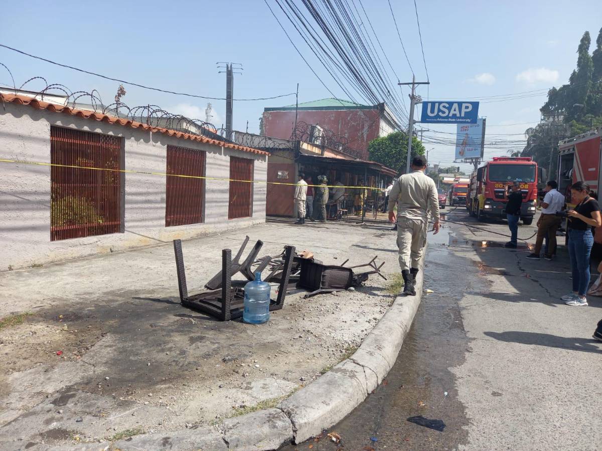 En ruinas: incendio consume popular local de baleadas en SPS