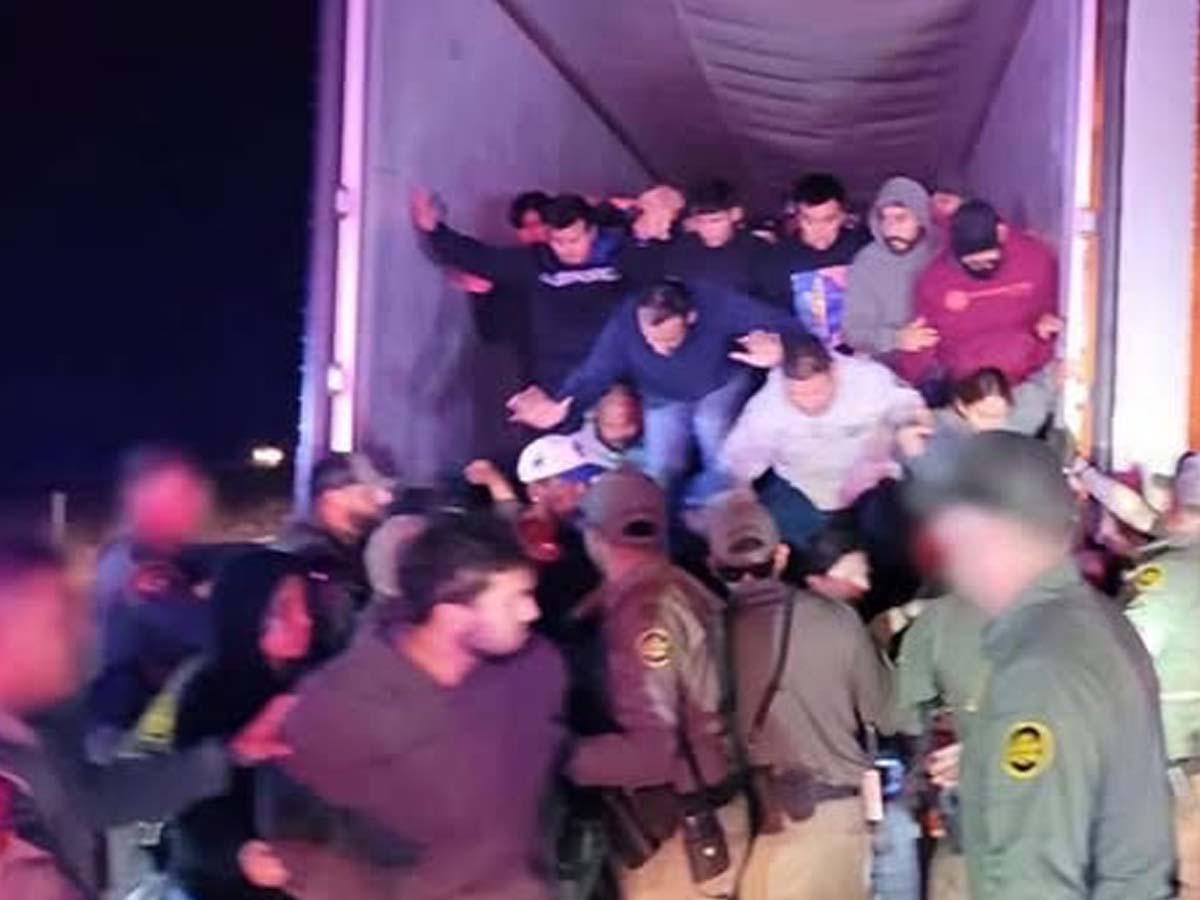Rescatan a 39 migrantes de tráiler en llamas tras persecución policial en Texas