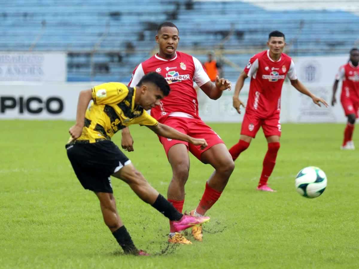 Roberto Osorto realizó uno de los primeros disparos del Real España a la portería de la Real Sociedad.