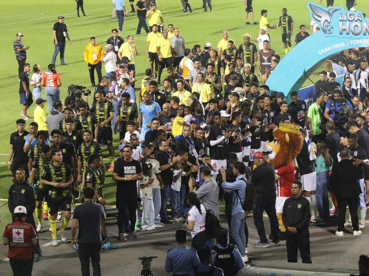 Olimpia festeja título, detalle con Real España, descuido con la copa y a lo Lamine Yamal