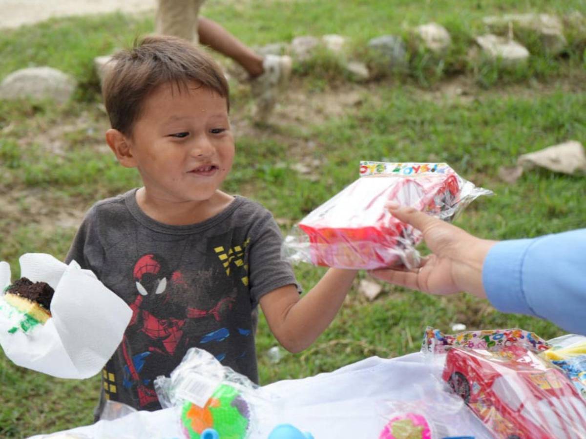 Policías comparten alegría y esperanza con familias del crematorio de El Ocotillo