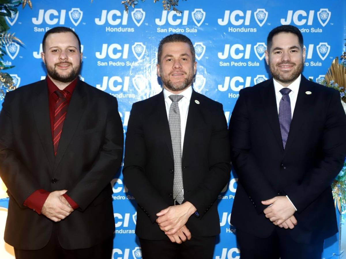 Roger D. Valladares recibe galardón por la JCI San Pedro Sula
