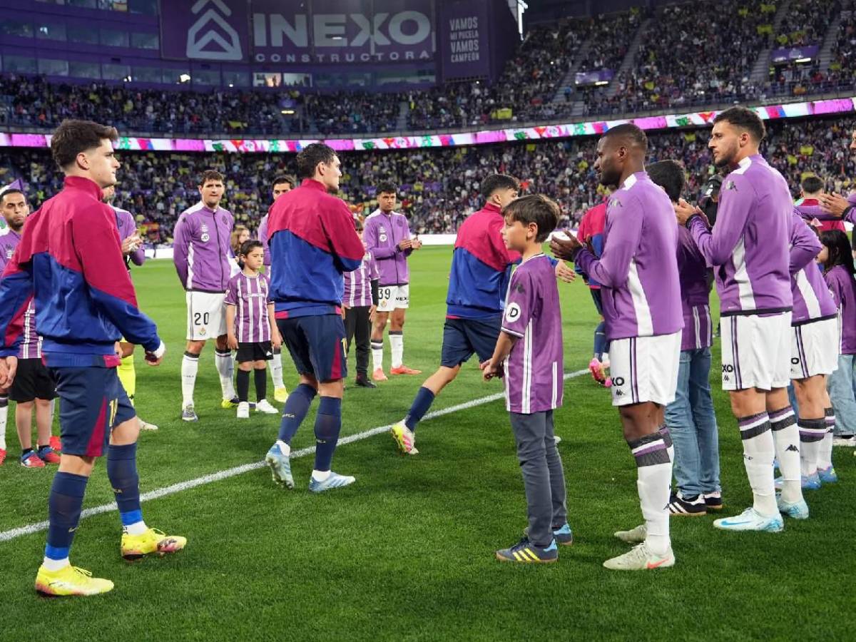 Debutó con Barcelona y se retiró lesionado; crack regresó y protesta a leyenda