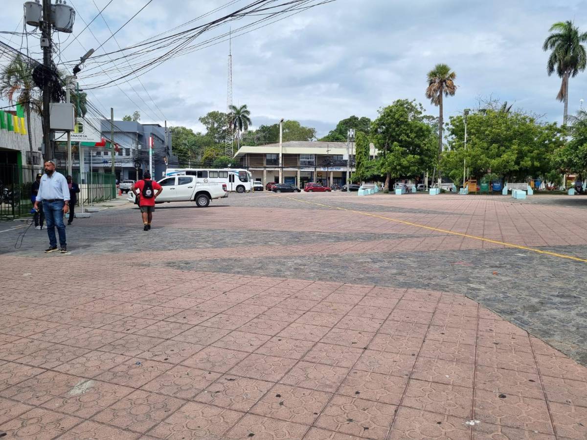 Abren calle 9 entre el parque y la alcaldía municipal de La Ceiba