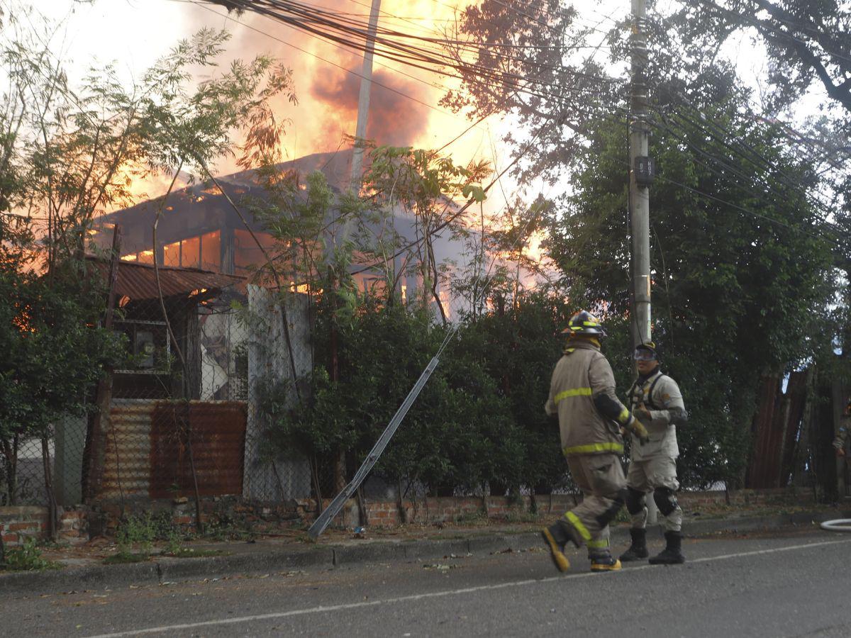 Así fueron consumidas las oficinas de iglesia evangélica en San Pedro Sula