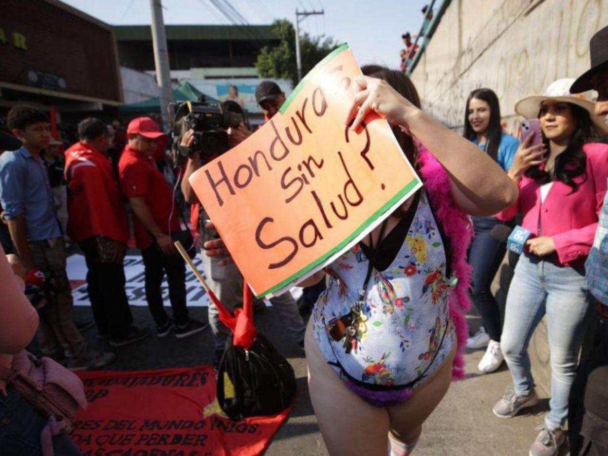 ¿Quién es la doctora hondureña que protestó en traje de baño?