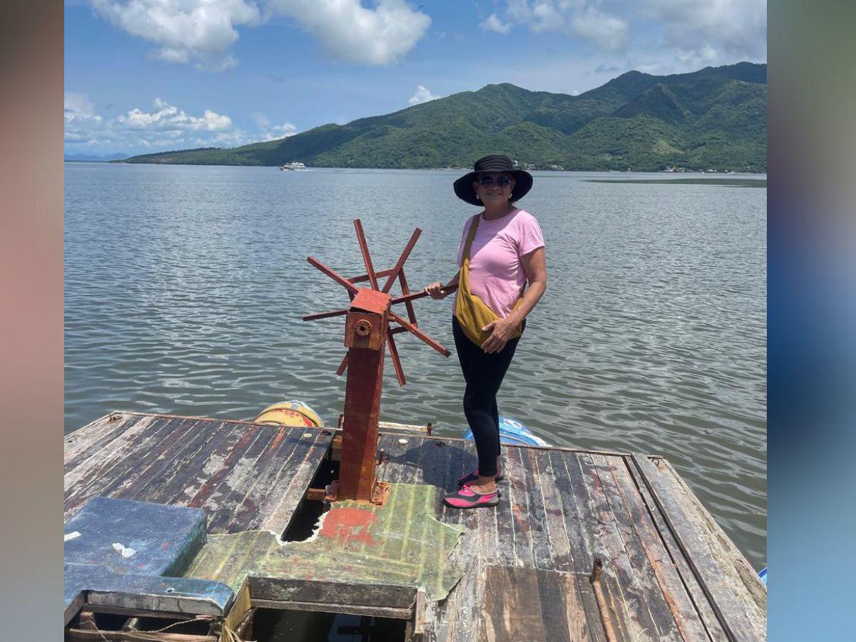 ¡Se está moviendo!: pescadores luchan por trasladar el velero Rosalinda a la playa