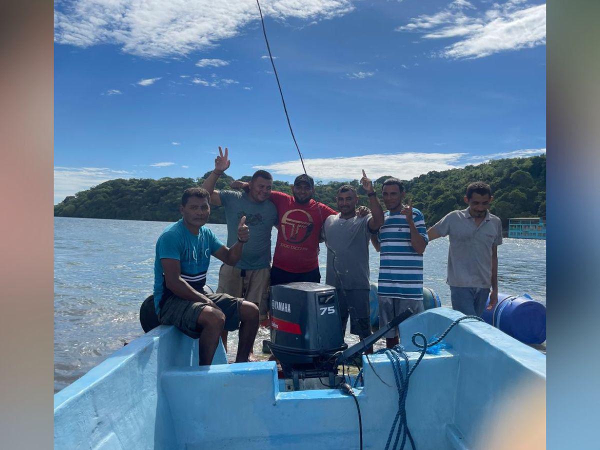 ¡Se está moviendo!: pescadores luchan por trasladar el velero Rosalinda a la playa