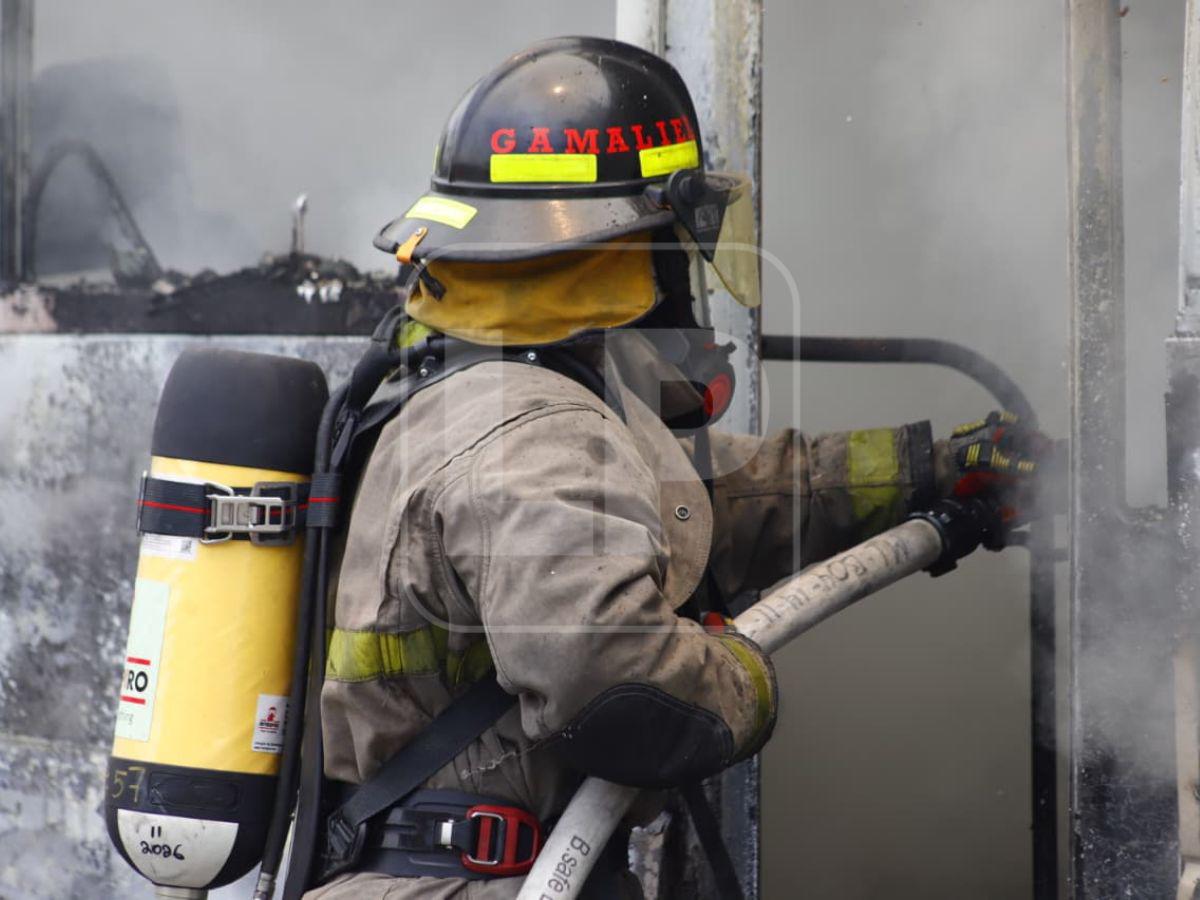 Bus rapidito de la ruta 2 se incendia tras choque con motocicleta en SPS