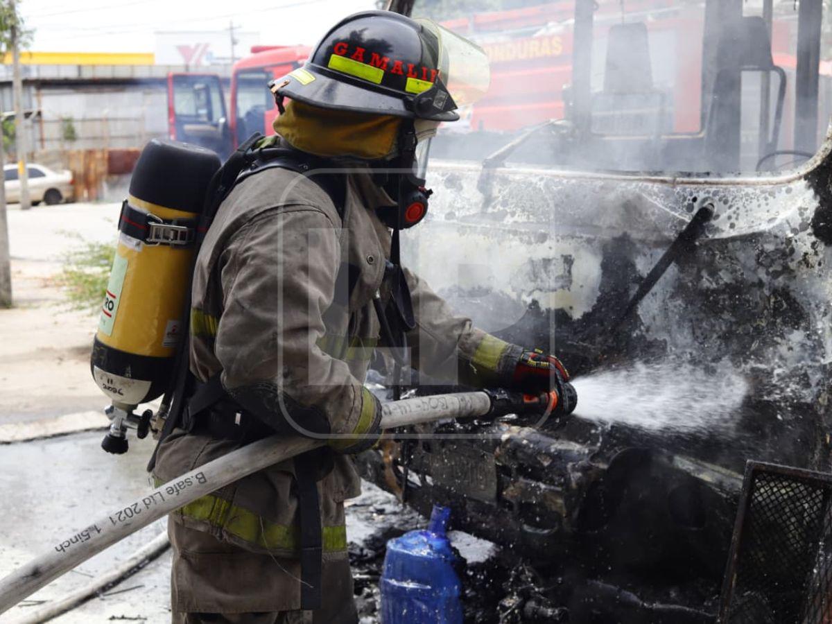 Bus rapidito de la ruta 2 se incendia tras choque con motocicleta en SPS