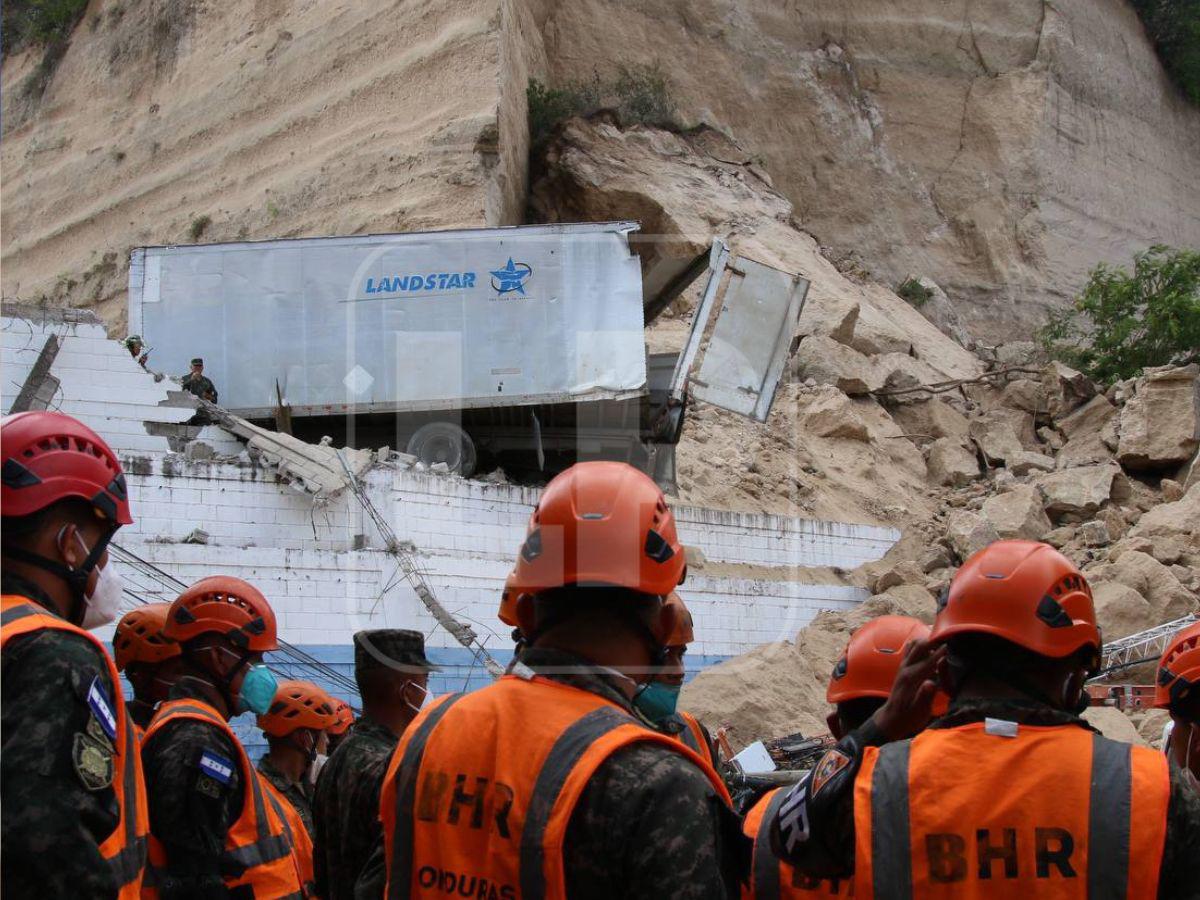 Así es la heroica labor del Cuerpo de Bomberos en medio del derrumbe en el anillo periférico