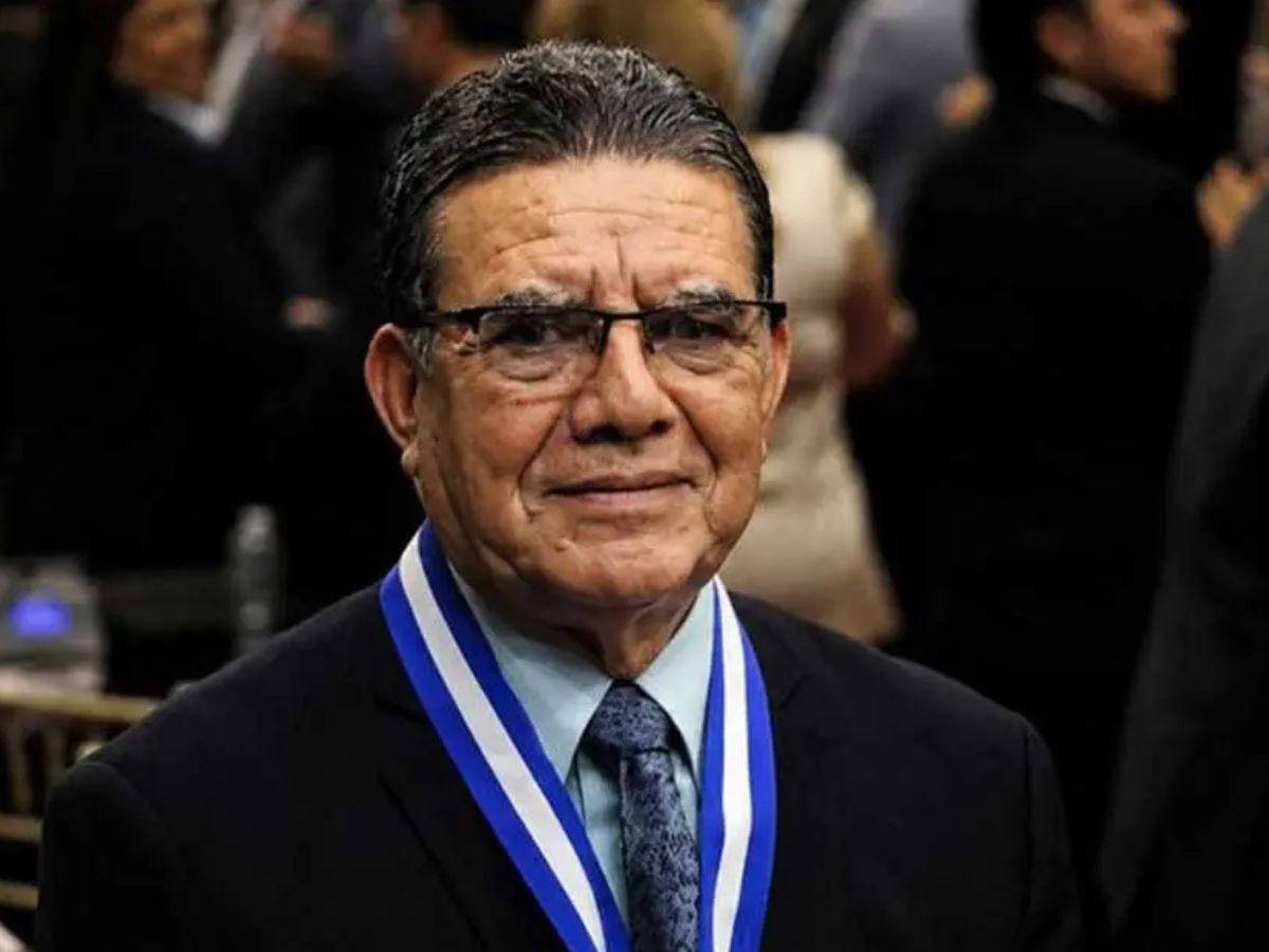 Entre aplausos y homenajes despiden al periodista Arístides Aceituno en Tegucigalpa