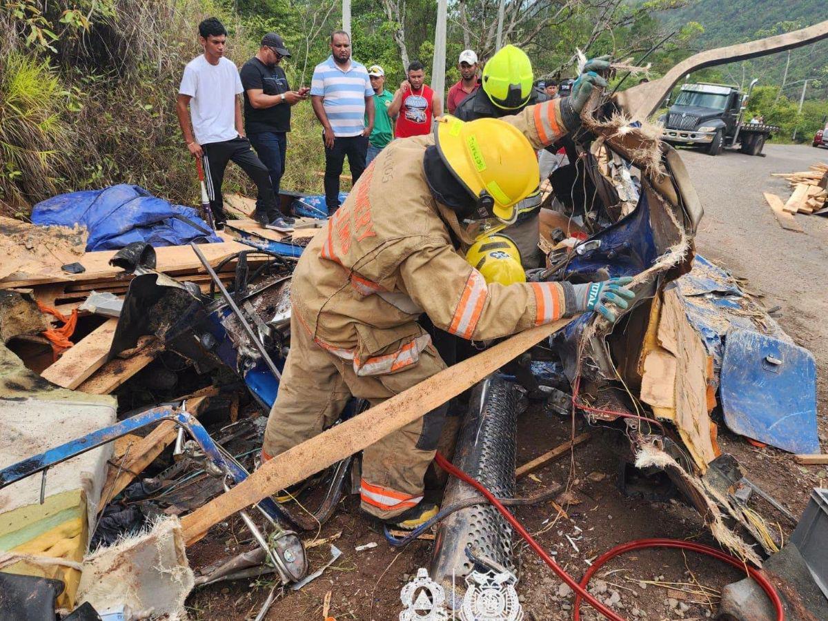 Identifican a víctimas de accidente de rastra que transportaba madera en Olancho