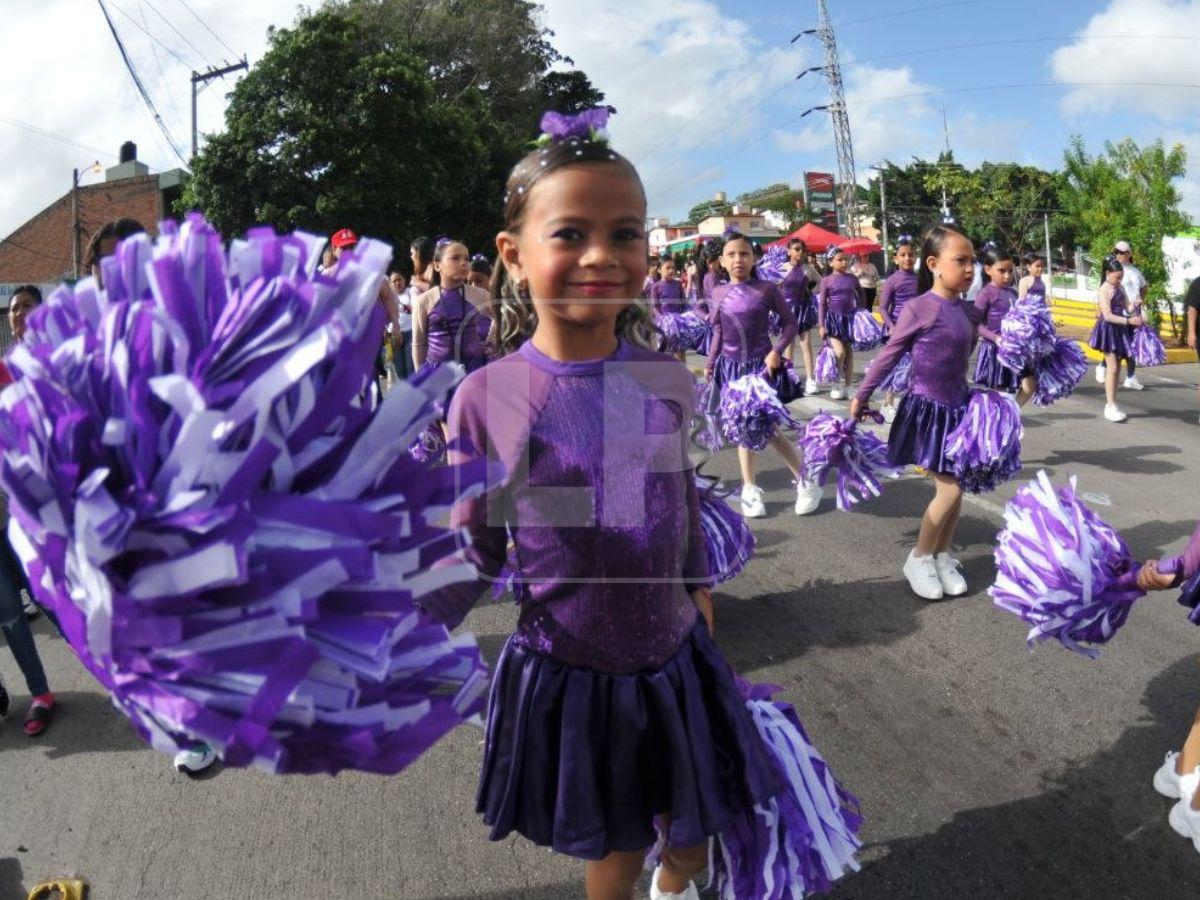 Bandas, palillonas y pomponeras: niños llenan de color las calles de Tegucigalpa