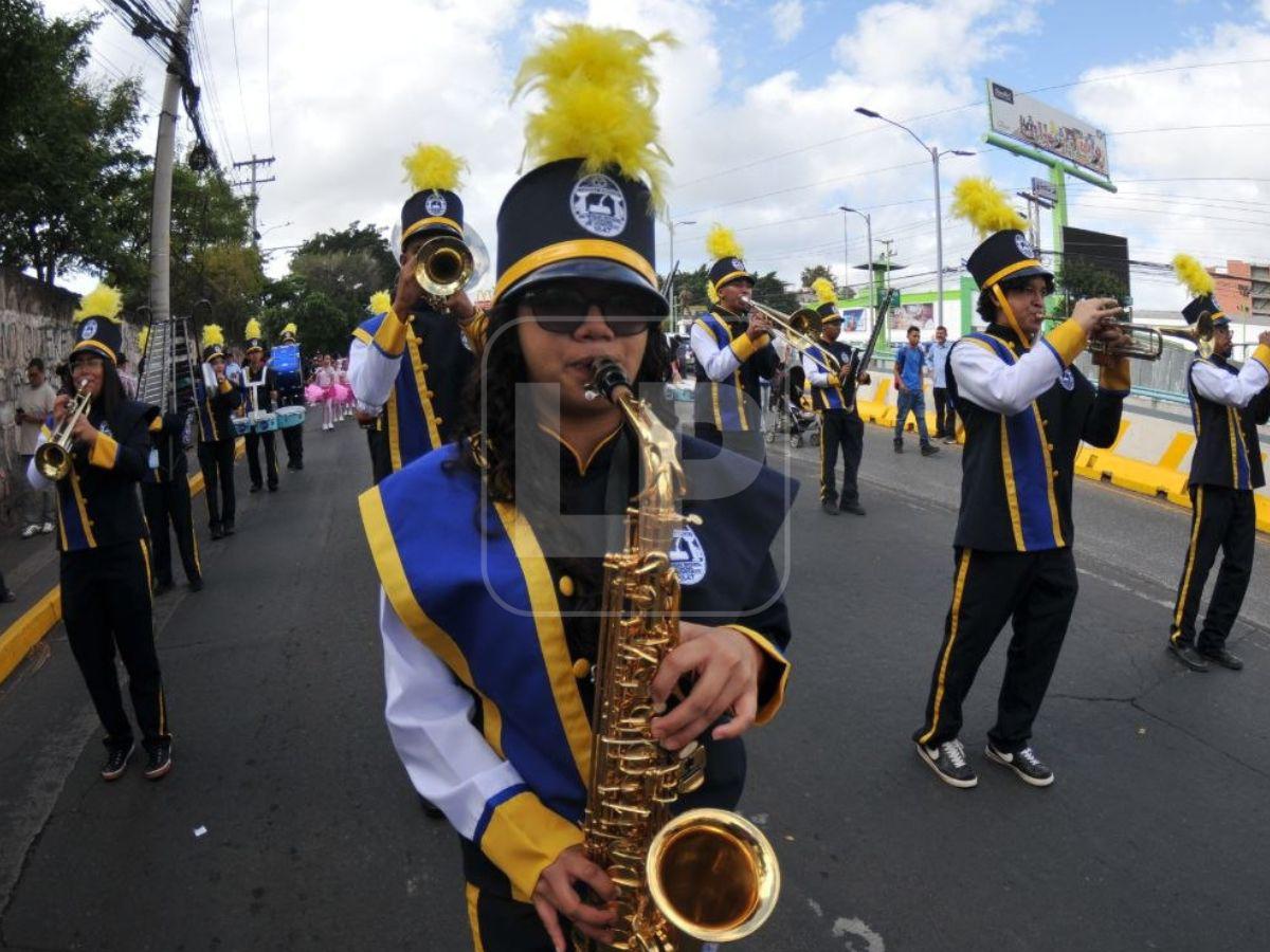 Bandas, palillonas y pomponeras: niños llenan de color las calles de Tegucigalpa