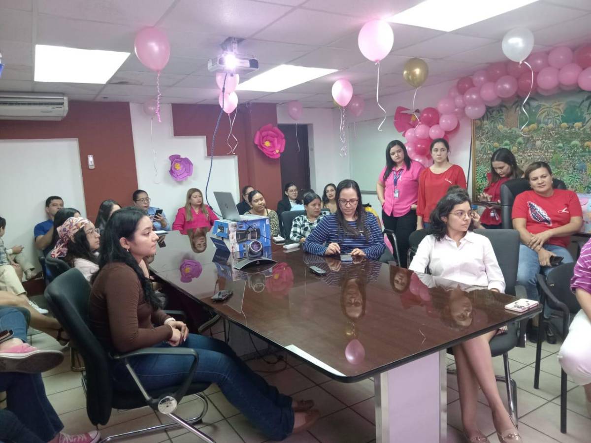 Imparten charla magistral sobre prevención del cáncer de mama