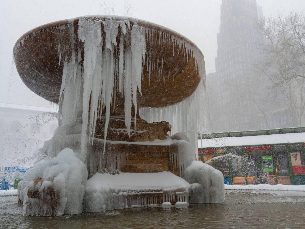 Histórica nevada en EE UU provoca caos y cancelación de miles de vuelos