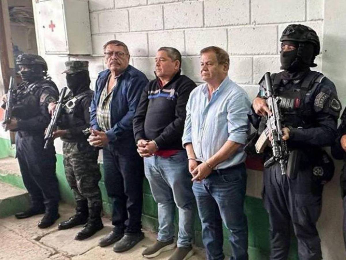 El general Romeo Vásquez Velásquez sale de su escondite