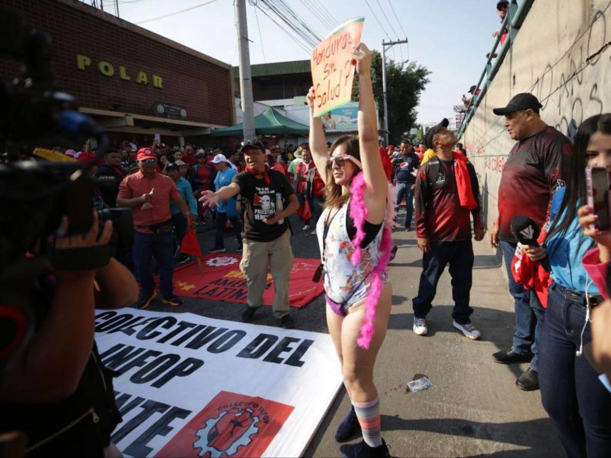 Hondureña marcha en traje de baño en el Día del Trabajador y exige justicia por las mujeres