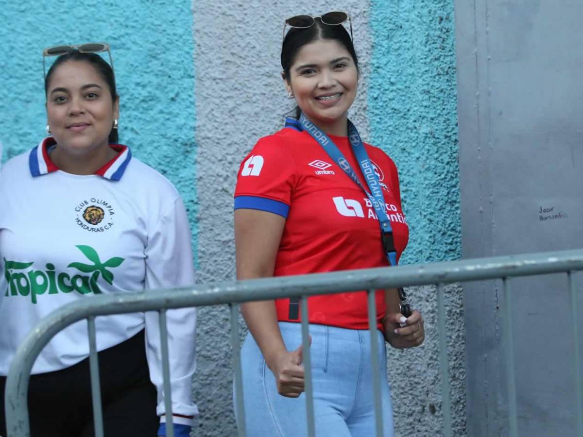Chicas cautivan y show de la Ultra Fiel: ambientazo en el Olimpia vs Alajuelense en el Nacional