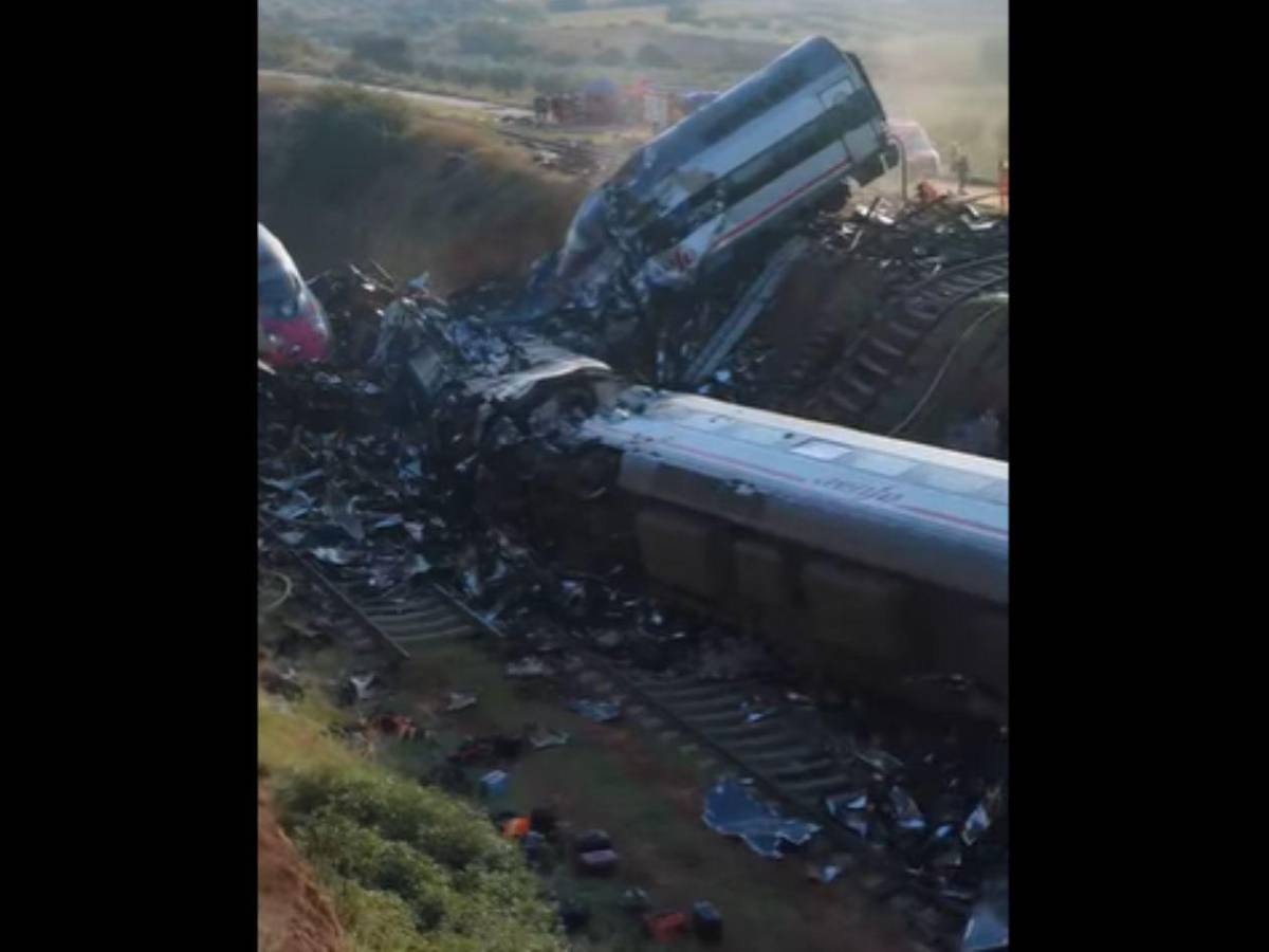 Dos trenes chocan y dejan al menos 64 muertos y decenas de heridos en España