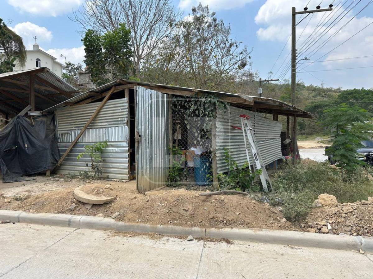 Niños siguen en clases bajo una galera: padre Leopoldo pide terminar escuela