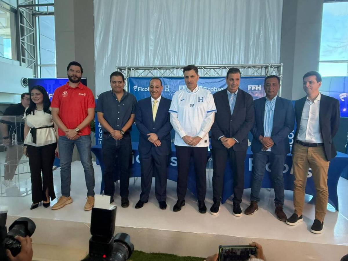 Francisco Molina y el incómodo momento en presentación con Honduras: ¿quién lo acompaña?