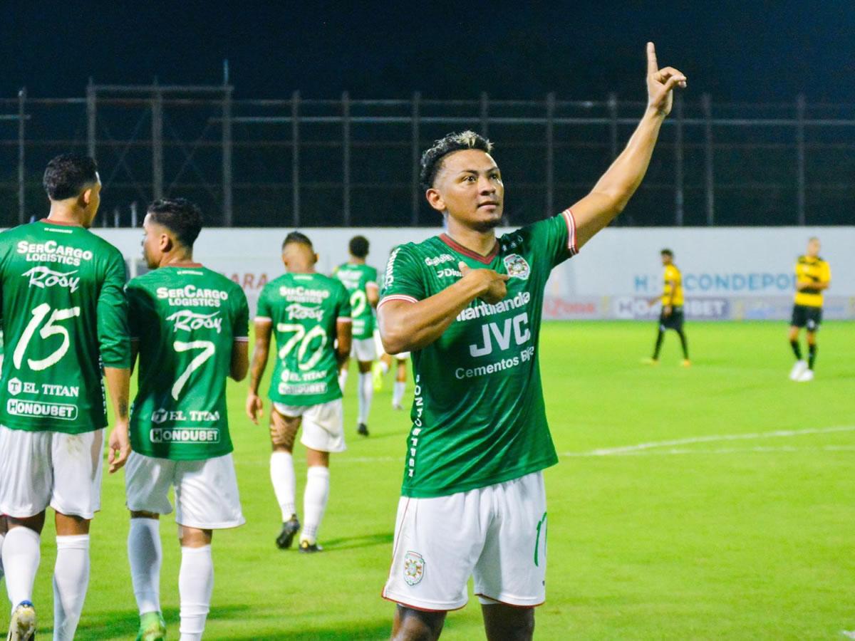 Alexy Vega celebrando frente a la gradería donde se ubicó la afición del Marathón en el estadio Morazán. El héroe del derbi.
