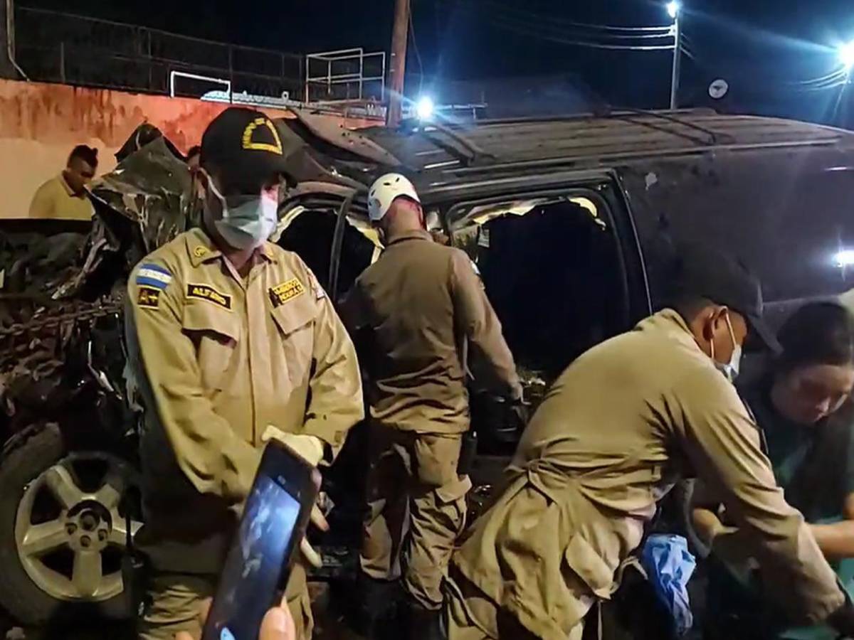 Caos y drama en la 33 calle: Bomberos salvan a conductor atrapado entre los hierros de su vehículo