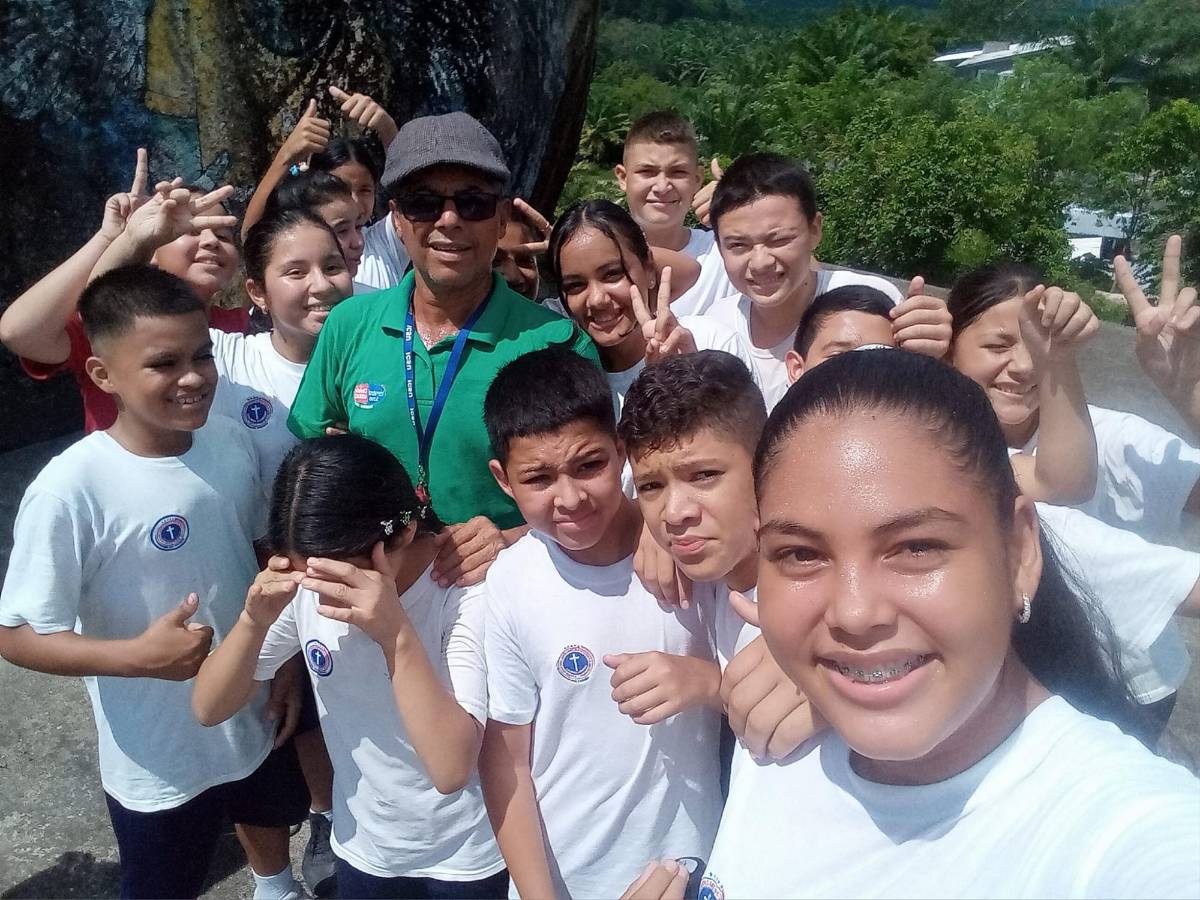 Docente Teófilo Girón con sus alumnos.