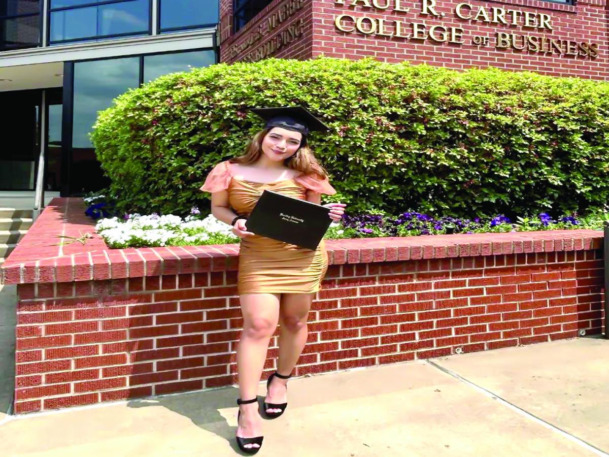 La hondureña Michell Fúnez destaca entre graduados con honores en universidad de EEUU