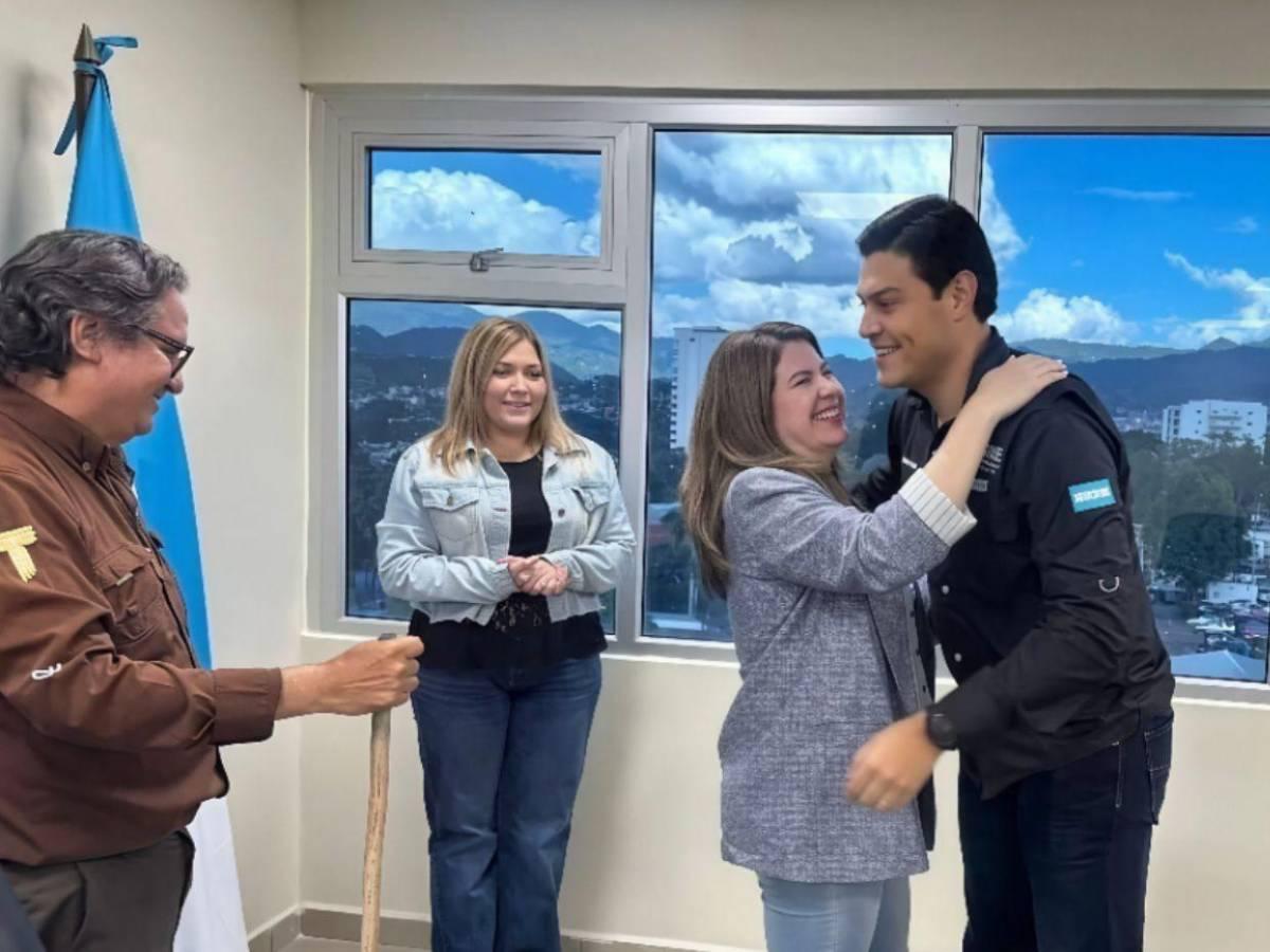 Así se vivió el abrazo que unió a los tres consejeros del CNE