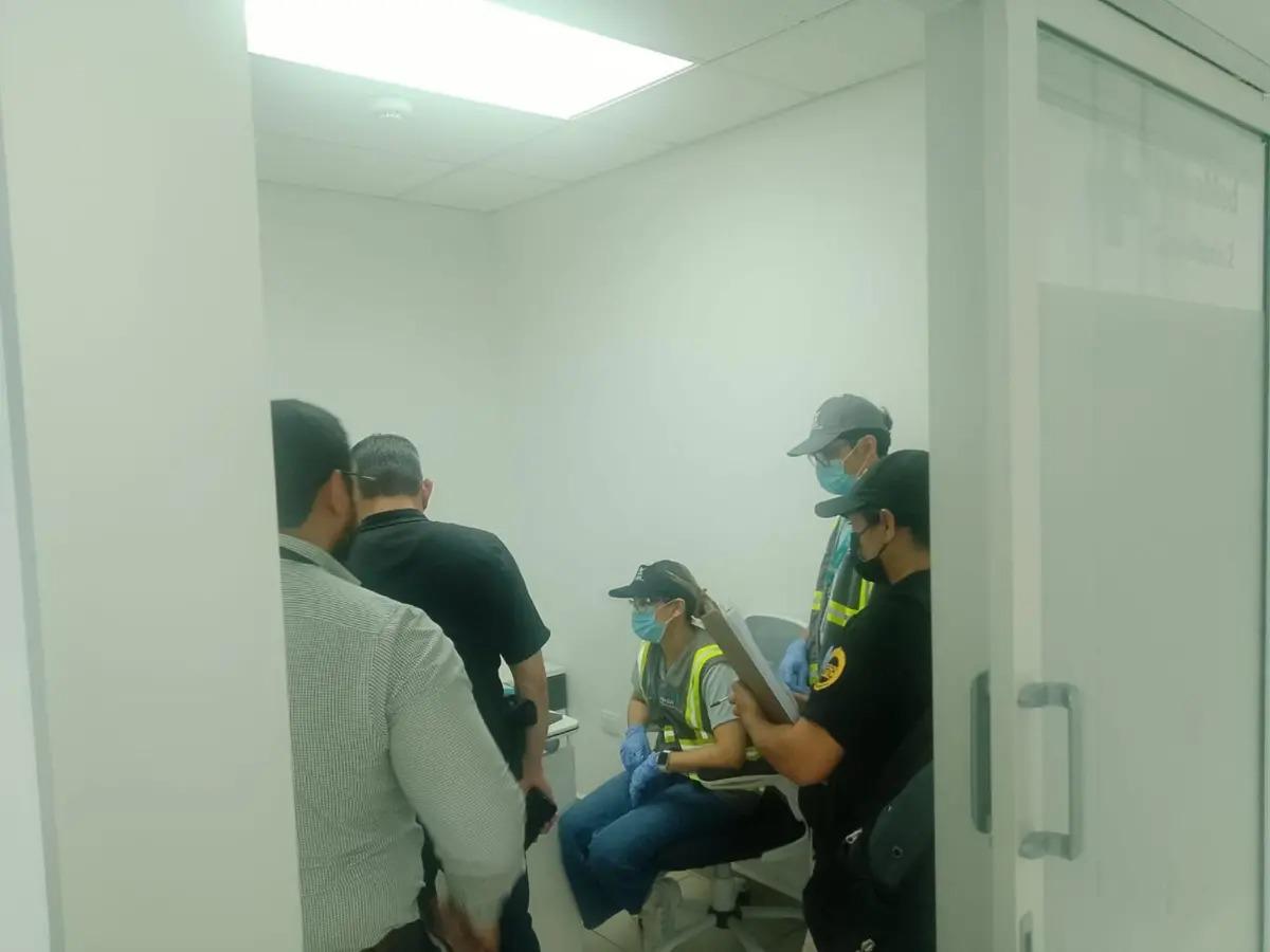 Celulares, computadora y escáneres: hallazgos en Nueva Med, clínica denunciada por LA PRENSA