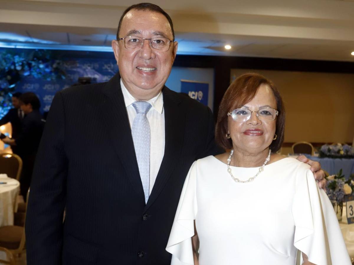 Roger D. Valladares recibe galardón por la JCI San Pedro Sula